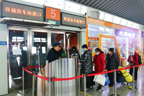 哈西公路客運(yùn)站內(nèi)旅客檢票排隊(duì)上車。黑龍江省交通運(yùn)輸廳供圖