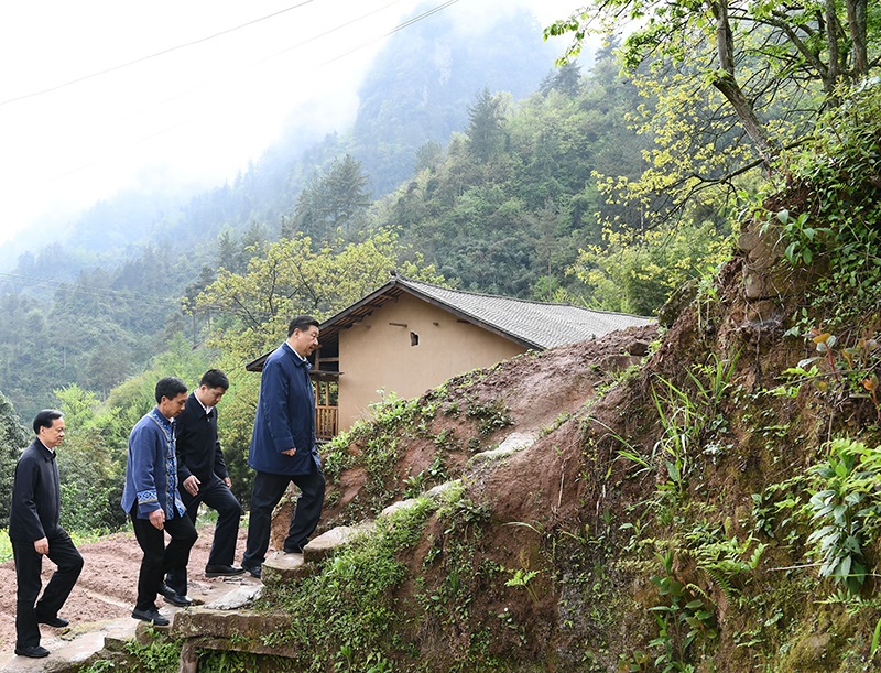 2019年4月15日，在重慶石柱土家族自治縣中益鄉(xiāng)華溪村，習(xí)近平總書記踏著濕滑的石階登上陡坡，前往貧困戶譚登周家看望。