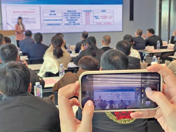 1月2日，“百團(tuán)千企出海拓市場增訂單”行動啟動。蔣文廣 攝