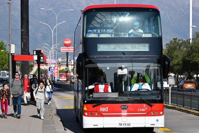2023年10月31日，一輛由中國制造的新能源公交車行駛在智利首都圣地亞哥的主城區(qū)。新華社記者 辛悅衛(wèi)攝