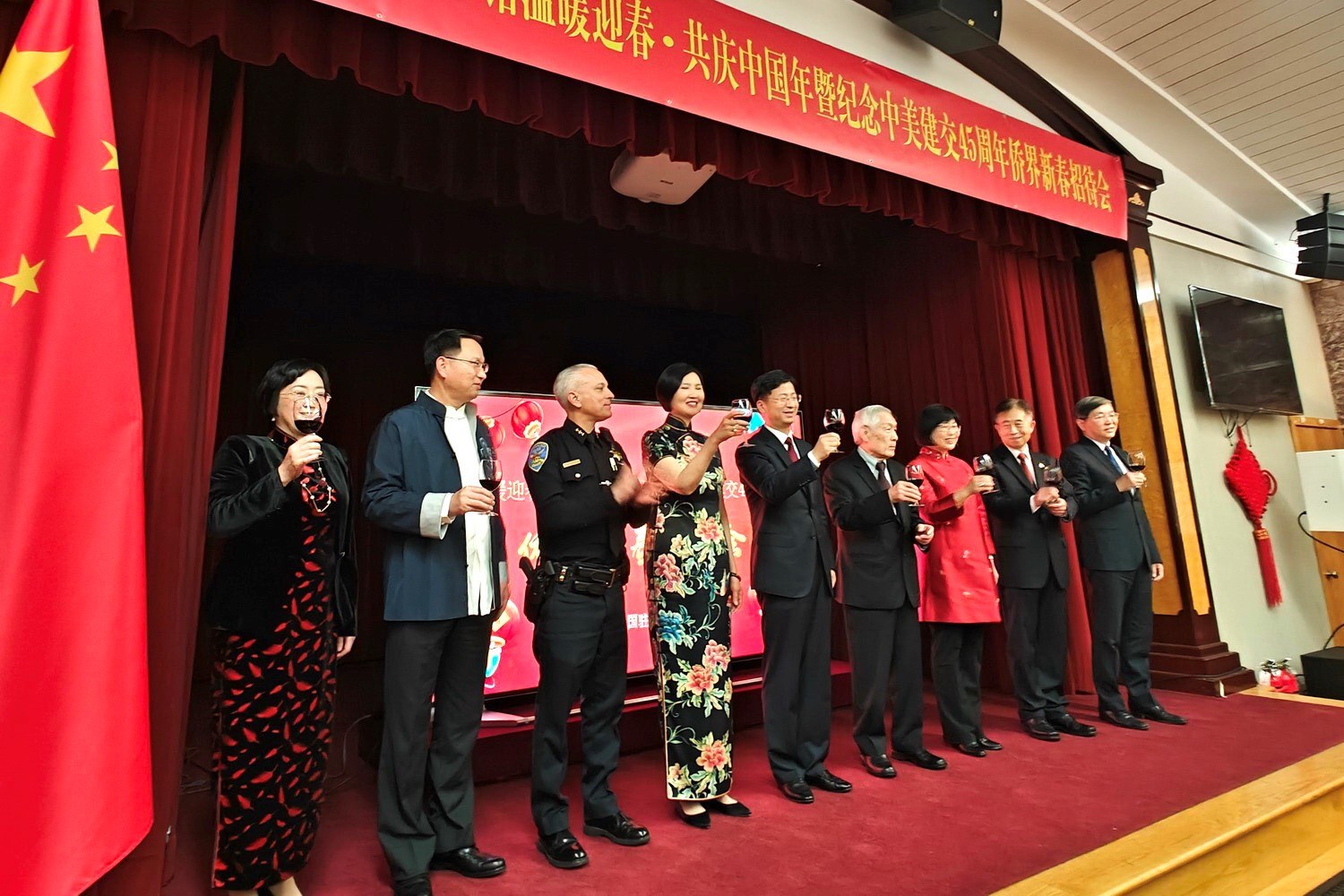 僑胞代表與駐舊金山總領館官員合影。主辦方供圖