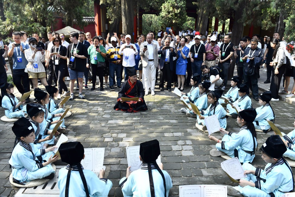 2023年6月27日，在曲阜孔廟，嘉賓和游客在聆聽孩子們誦讀《論語》。