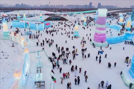游客在哈爾濱冰雪大世界園區(qū)內(nèi)游玩（無(wú)人機(jī)照片，2024年1月4日攝）。新華社記者 謝劍飛 攝
