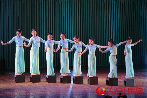 古典舞《碇步橋》。人民網(wǎng) 許可攝