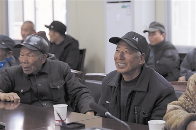  圖③：農(nóng)民工臉上洋溢著笑容。