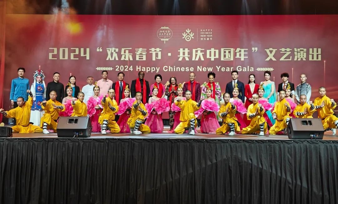 全體嘉賓和演員合影。中國駐南非大使館供圖