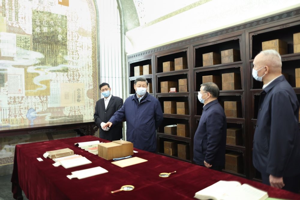 2023年6月1日下午，習近平在位于北京的中國國家版本館考察時，在蘭臺洞庫了解館藏精品版本保存情況。新華社記者 鞠鵬 攝