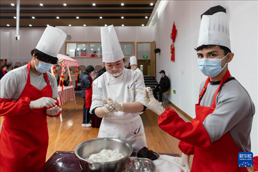 1月28日，在復(fù)旦大學(xué)第二附屬學(xué)校，美國馬斯卡廷中學(xué)學(xué)生展示自己制作的湯圓。 新華社記者 王翔 攝