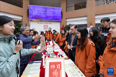 1月29日，在復(fù)旦大學(xué)，美國馬斯卡廷中學(xué)學(xué)生了解中國古籍裝幀與修復(fù)技術(shù)。 新華社記者 王翔 攝