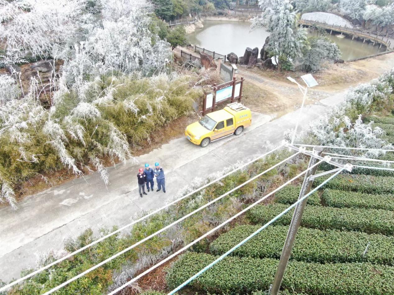 南方電網(wǎng)廣東梅州豐順供電局工作人員對重點線路設(shè)備進(jìn)行特巡特維。徐會芳攝