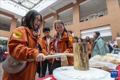 1月29日，在復(fù)旦大學(xué)，美國馬斯卡廷中學(xué)學(xué)生用錘子打紙漿，親身體驗(yàn)古法制作紙張。 新華社記者 王翔 攝