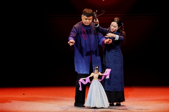 “何以中國(guó)·向海泉州”網(wǎng)絡(luò)主題活動(dòng)現(xiàn)場(chǎng)，蔡思雅和搭檔表演提線木偶戲。