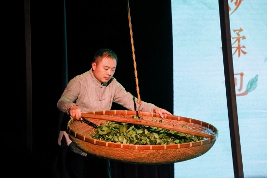 “何以中國(guó)·向海泉州”網(wǎng)絡(luò)主題活動(dòng)現(xiàn)場(chǎng)，魏嘉宏表演搖青。