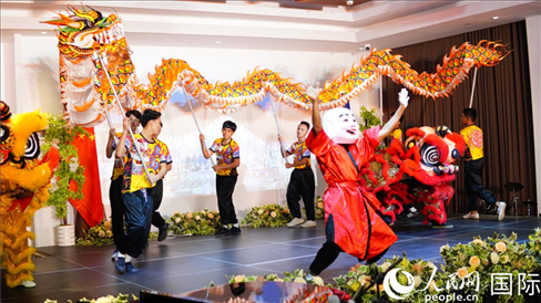 在菲留學(xué)生通過(guò)舞龍舞獅表演呈現(xiàn)中華優(yōu)秀傳統(tǒng)文化魅力。人民網(wǎng)記者樊帆 攝