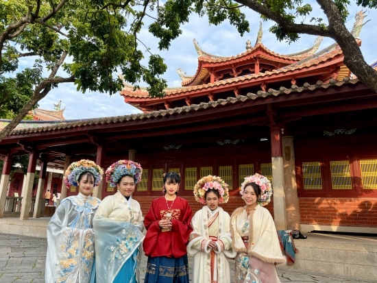 泰國(guó)留學(xué)生頭戴蟳埔簪花圍在開(kāi)元寺留影。人民網(wǎng)記者 金慧慧攝