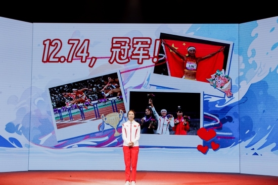 “何以中國·向海泉州”網(wǎng)絡(luò)主題活動現(xiàn)場，林雨薇講述奪冠經(jīng)歷。泉州廣播電視臺供圖