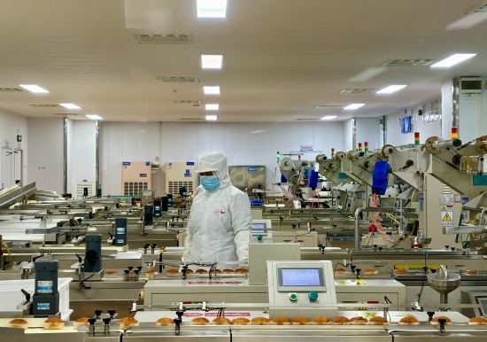盼盼5G智慧工廠生產(chǎn)線正在進(jìn)行產(chǎn)品質(zhì)檢。人民網(wǎng)記者 金慧慧攝