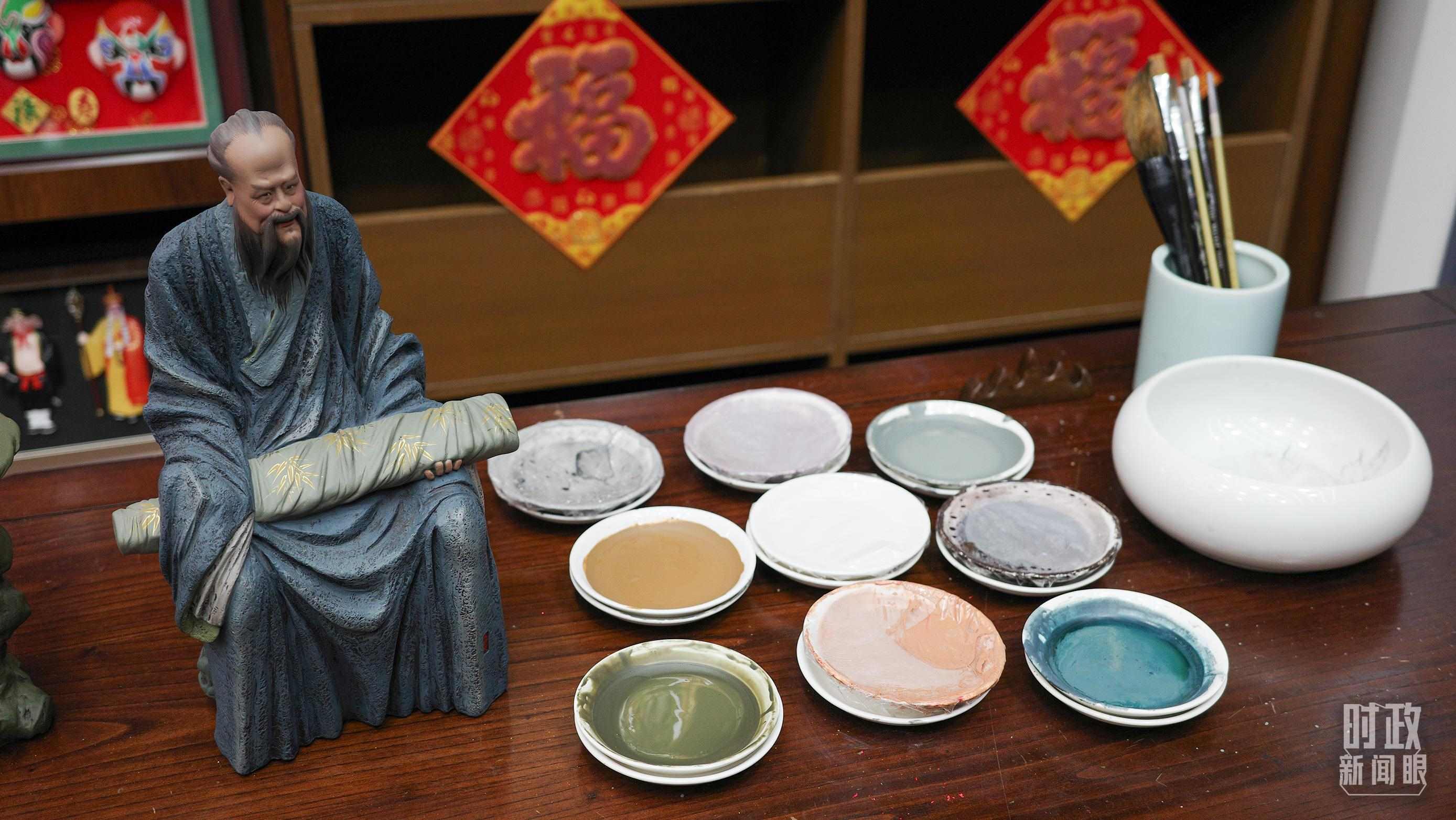 △天津古文化街，泥人張店鋪的上色顏料展示。（總臺央視記者覃思拍攝）