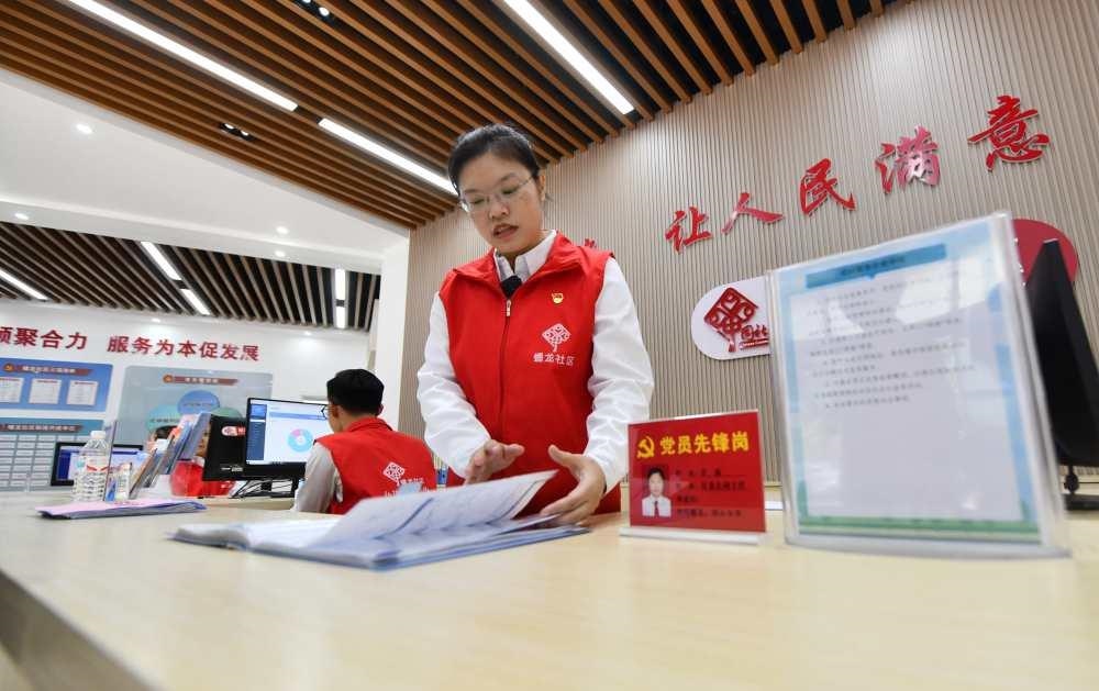 △2023年12月14日，廣西南寧市蟠龍社區(qū)，工作人員在為居民服務(wù)。