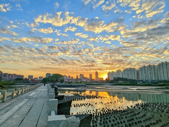 夕陽余暉下的洛陽橋（局部）。受訪者供圖