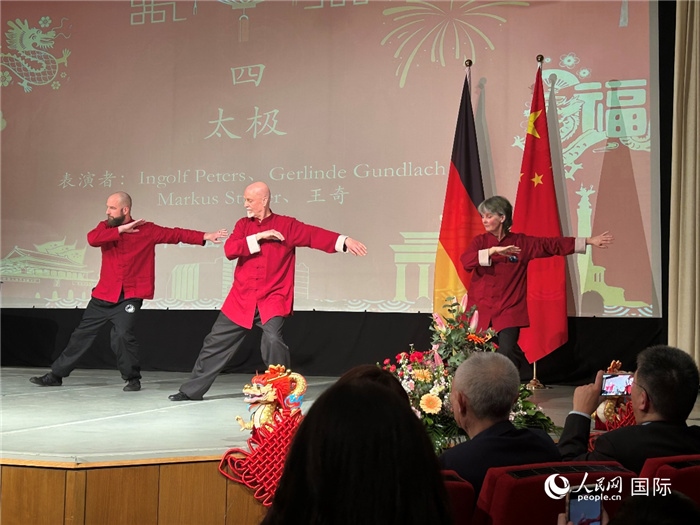 太極，表演者：Ingolf Peters、Gerlinde Gundlach、Markus Stüber