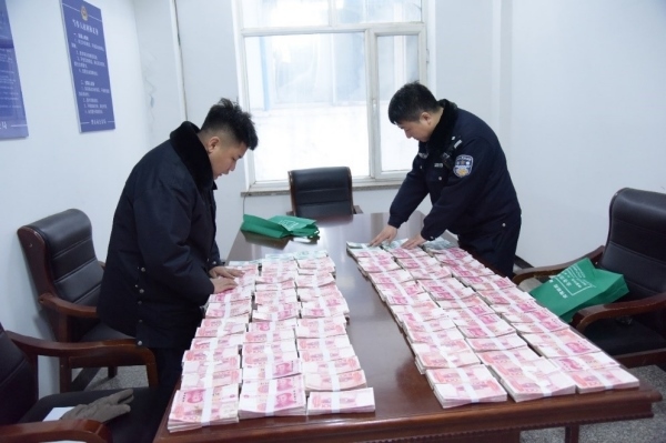 民警清點涉案資金。磐石市公安局供圖