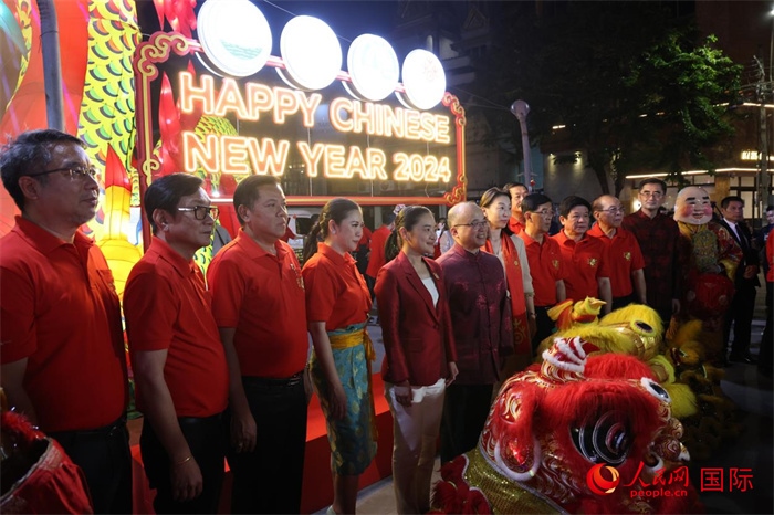 中泰嘉賓在曼谷唐人街耀華力路合影。 人民網(wǎng)記者 張矜若攝
