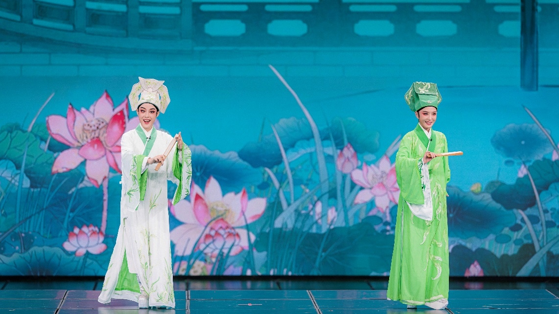 青年越劇演員陳麗君、李云霄彩排現(xiàn)場。主辦方供圖