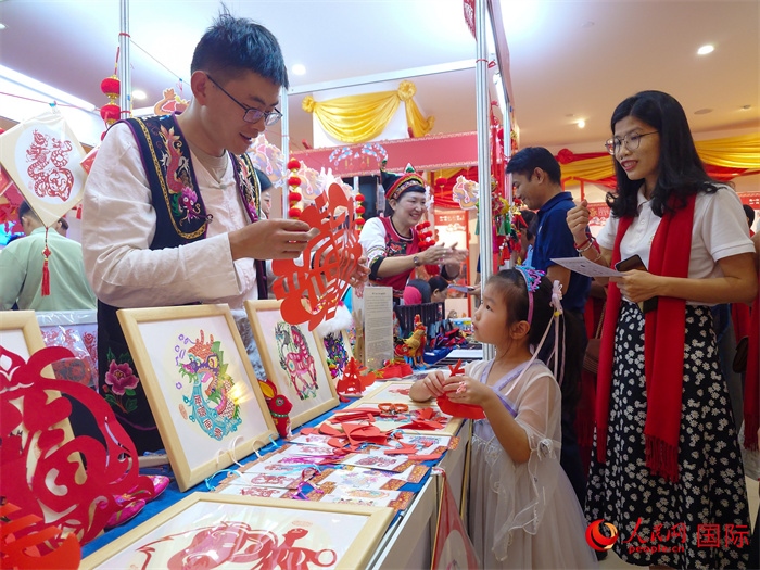 活動現(xiàn)場的剪紙展示。人民網(wǎng)記者 謝佳君攝