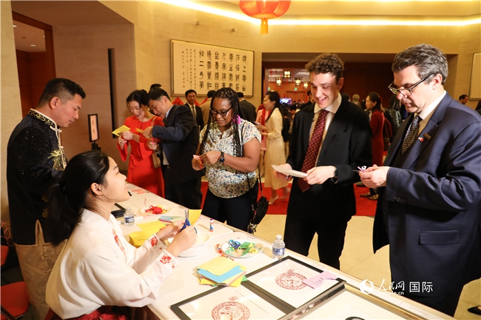 圖為美國民眾體驗中國春節(jié)民俗。人民網(wǎng)記者 李志偉攝