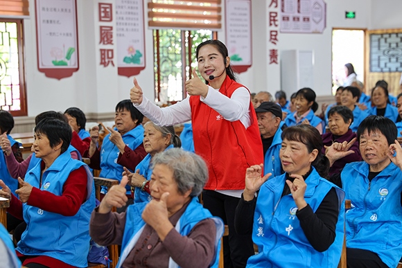 老人們正在學(xué)習(xí)手勢(shì)舞。