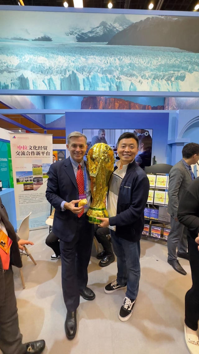 2022年，馬克西米與同事在上海。圖片由受訪者提供