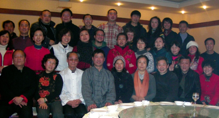 2018年，卡洛斯（二排中間）和武術(shù)學(xué)校的老師同學(xué)一起過春節(jié)。圖片由受訪者提供