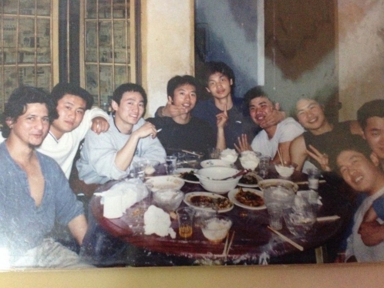 2007 年，卡洛斯·卡斯蒂略（左一）和他的中國朋友在武漢慶祝春節(jié)。圖片由受訪者提供