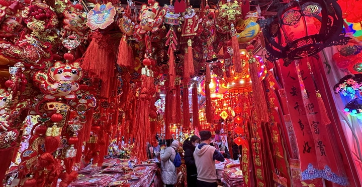 1月19日，市民在北京一商場(chǎng)內(nèi)選購(gòu)春節(jié)裝飾品。新華社記者李欣攝