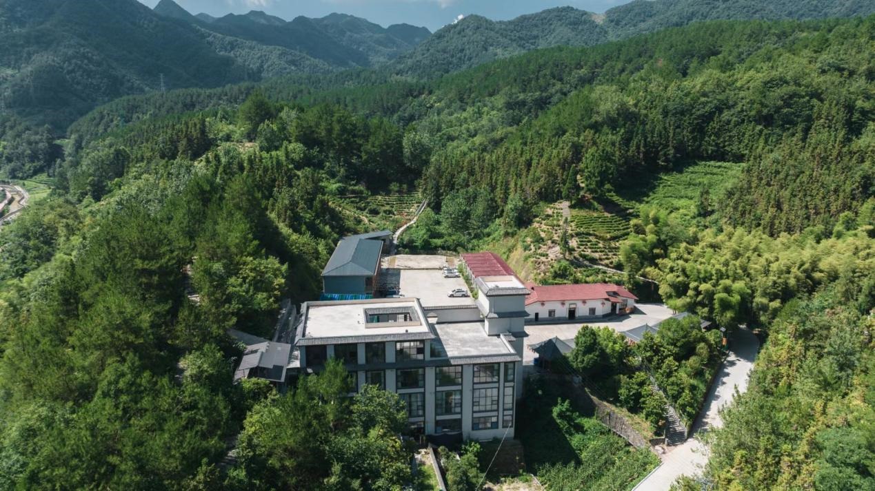 蒿坪鎮(zhèn)金石村“喬家大院”農(nóng)家樂航拍圖。常洪萍供圖