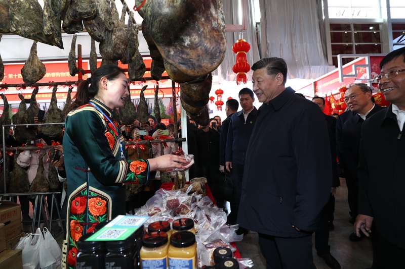 2020年1月19日至21日，中共中央總書記、國(guó)家主席、中央軍委主席習(xí)近平來(lái)到云南，看望慰問各族干部群眾，向全國(guó)人民致以新春祝福。這是20日下午，習(xí)近平在昆明新春購(gòu)物博覽會(huì)年貨街，了解春節(jié)前市場(chǎng)供應(yīng)情況。新華社記者 鞠鵬 攝