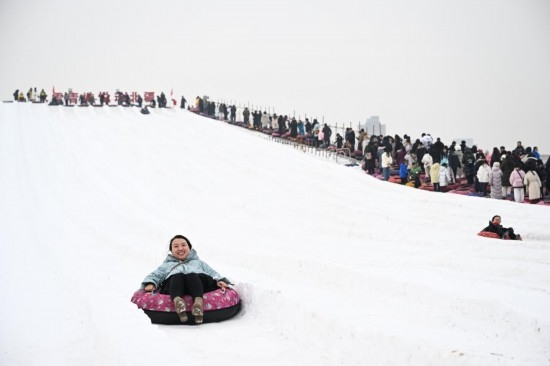 圖為1月18日，市民在內(nèi)蒙古賽馬場(chǎng)滑雪圈。新華社記者 貝赫 攝