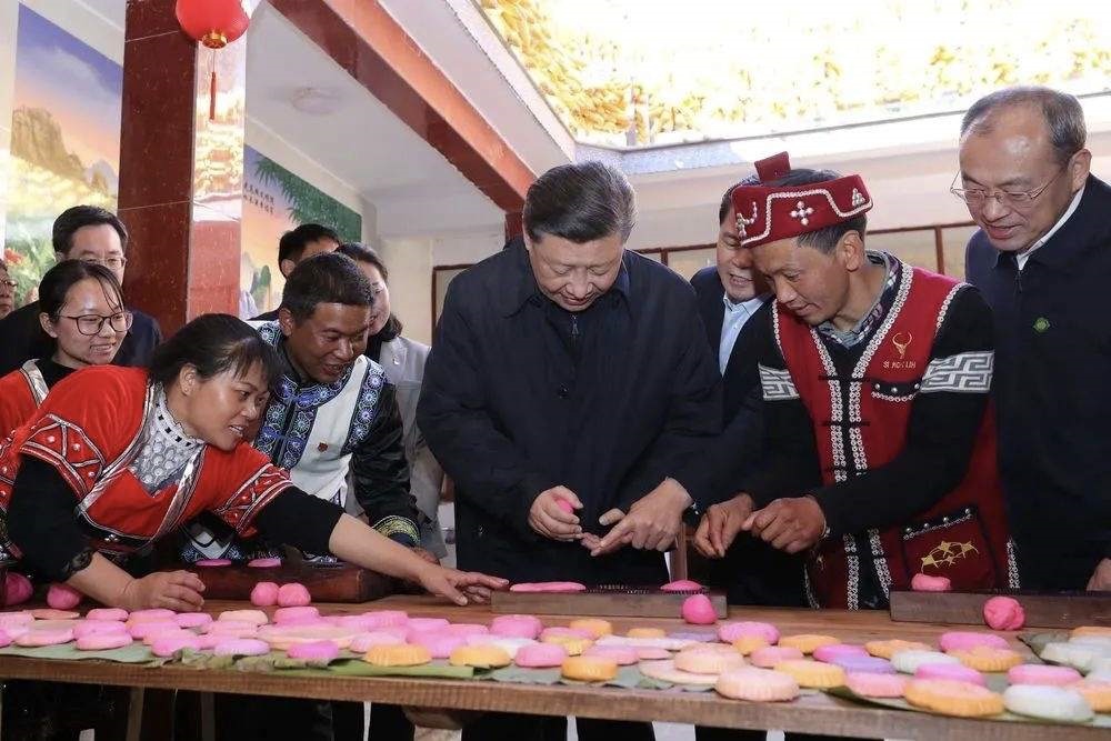 2020年1月19日，習近平總書記在云南省騰沖市清水鄉(xiāng)三家村中寨司莫拉佤族村，同村民李發(fā)順一家制作當?shù)毓?jié)日傳統(tǒng)食品大米粑粑。新華社記者 鞠鵬 攝