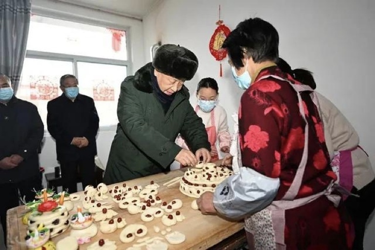 2022年1月26日，習近平總書記在山西省臨汾市霍州市師莊鄉(xiāng)馮南垣村，同師紅兵一家做年饃。新華社記者 李學仁 攝