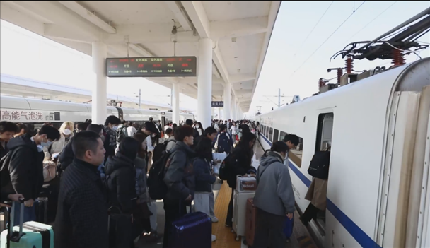 景德鎮(zhèn)北站的旅客陸續(xù)登上回家的列車。中國(guó)鐵路南昌局供圖