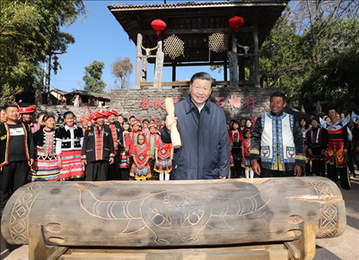 2020年1月19日下午，習近平總書記在騰沖市清水鄉(xiāng)三家村中寨司莫拉佤族村廣場上，敲響三聲佤族木鼓，祝福來年風調(diào)雨順、國泰民安。新華社記者 鞠鵬 攝