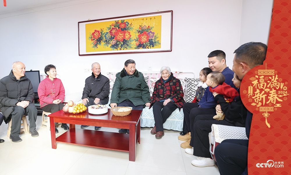 2024年2月1日，習(xí)近平總書記在天津市西青區(qū)辛口鎮(zhèn)第六埠村考察時(shí)，同村民杜洪剛一家人親切拉家常。