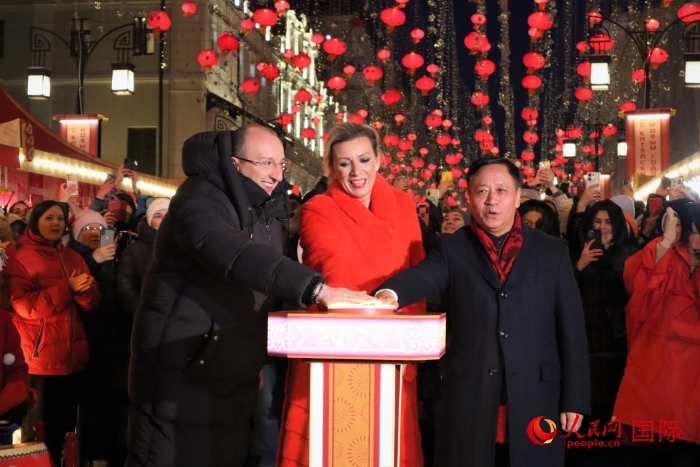 張漢暉、扎哈羅娃、科茲洛夫（從右至左）共同按下活動啟動按鈕。于子恒攝