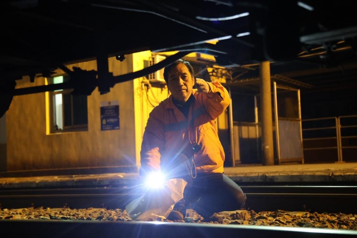凌晨2點(diǎn)，李金饒正在檢查關(guān)門車。陸佳駿攝