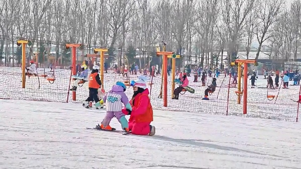 新春走基層｜滑雪場上過春節(jié)！冰城“冷資源”變成“熱經(jīng)濟”