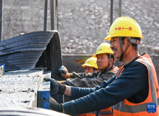 2月13日，在四川省通江縣青峪口水庫建設(shè)現(xiàn)場，中鐵十一局的工人正在進行混凝土縱向圍堰施工。