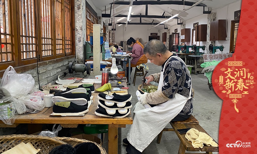 唐昌布鞋坊內(nèi)的工人正在趕制布鞋。王凡攝
