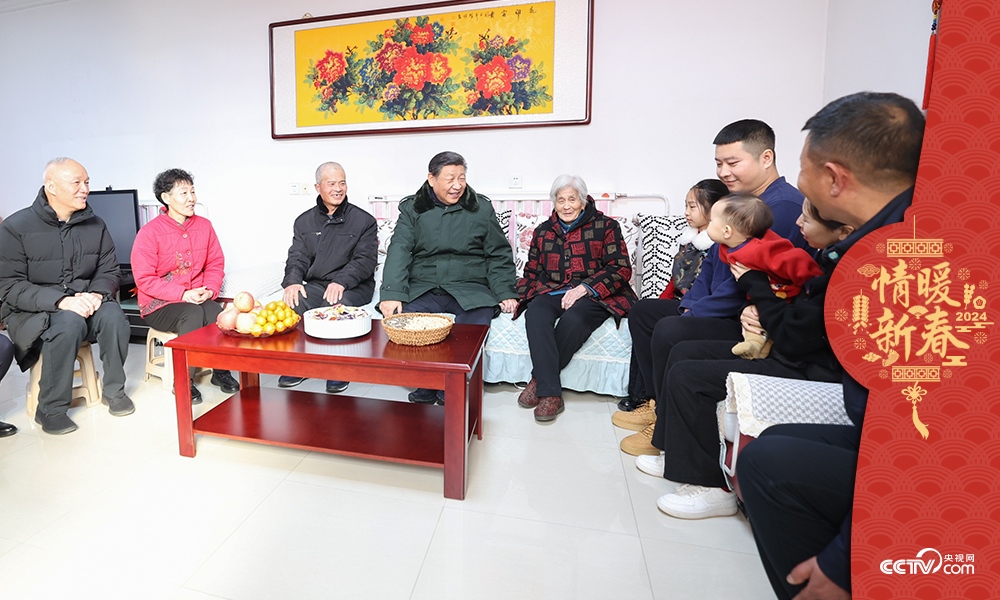 2024年2月1日，習(xí)近平總書記在天津第六埠村考察時(shí)，同村民杜洪剛一家人親切拉家常。