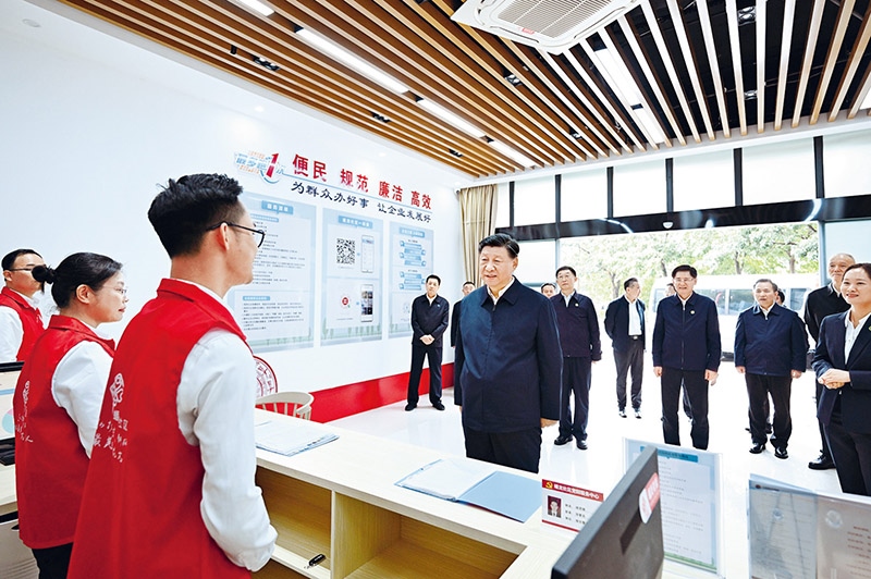 2023年12月14日至15日，中共中央總書記、國家主席、中央軍委主席習(xí)近平在廣西考察。這是14日上午，習(xí)近平在南寧市良慶區(qū)蟠龍社區(qū)黨群服務(wù)中心考察。 新華社記者 燕雁/攝